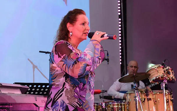 Tania Alon singt auf einer Bühne