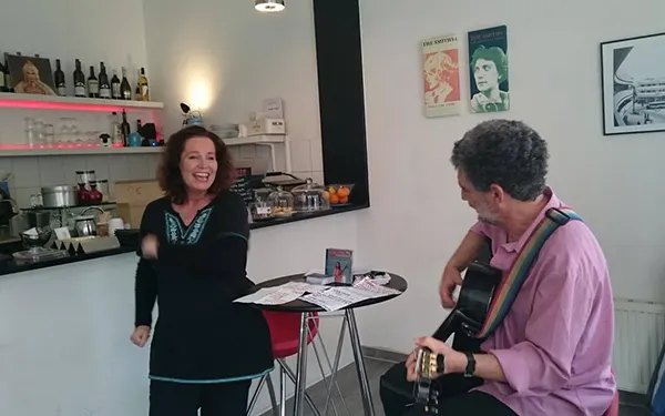 Tania Alon mit Gitarrist bei einem Auftritt in einem Café