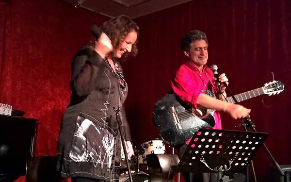 Tania Alon mit Begleitmusiker auf der Bühne