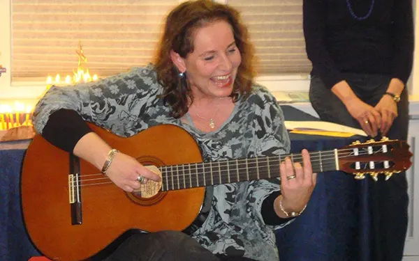 Tania Alon spielt Gitarre