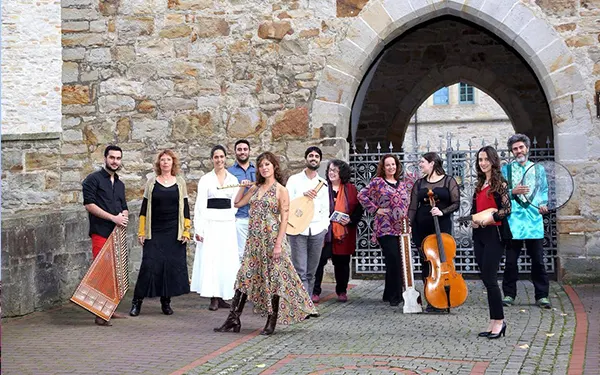 Ensemble vor einem historischen Stadttor