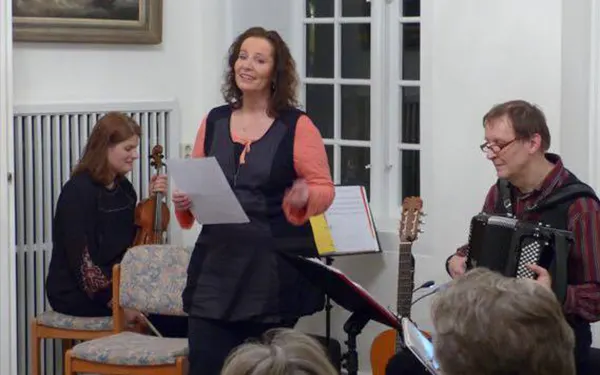 Tania Alon bei einem Konzert mit Geige und Akkordeon