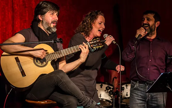 Tania Alon mit zwei Musikern auf der Bühne